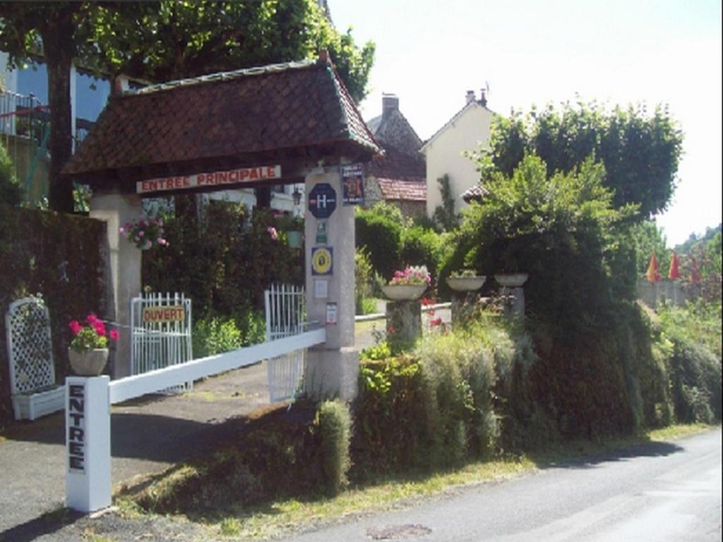 Logis Hotel Les Tilleuls Saint-Cirgues-de-Jordanne Exterior foto
